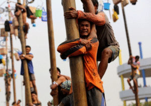 Panjat Pinang Tradisi Yang Memperkuat Semangat Kebersamaan