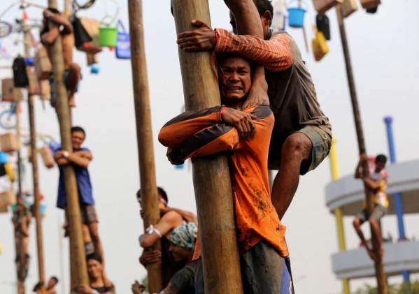 Panjat Pinang Tradisi Yang Memperkuat Semangat Kebersamaan